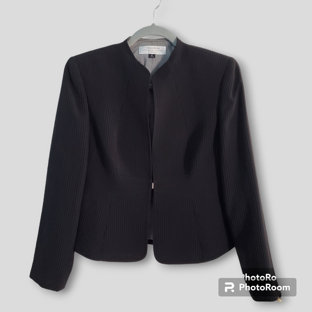 Tahari Pinstripe Fitted Blazer, Size 6P Businesscore Academia